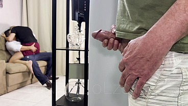 Coroa pauzudo me pegou traindo ele com outro macho, acabei apanhando e levando rola dos dois