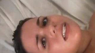 Cette salope se fait défoncer le cul violemment