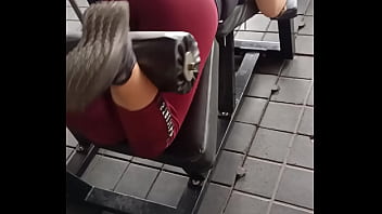 Esposa Puta Exhibiendo El Culo Y La Concha En El GyM El Jefe De Su Esposo La Graba Y La Invita A Follar A Su Casa Sin Condon Por Un Aumento De Sueldo Para Su Marido La Mejor Zorra (Lame Su Ropa Interior) En Nueva York Usa Desi BhaBhi XXX