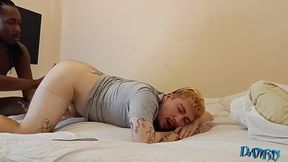 levando rola grossa e preta no cuzinho rosa tatuado