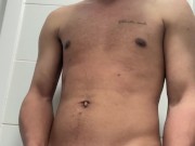 Je sors tout mon sperme dans la salle de bain tu veux