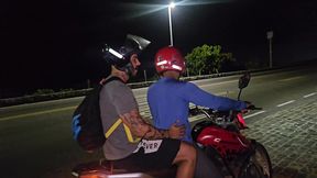 alisei o motouber e chamei para um sexo no mato e apareceu mais 2 homem levei leite deles