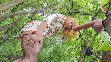 Disfrutando con mi culo en el bosque lujurioso
