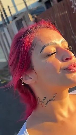 Depois Do Banho, Uma Surpresa: MILF Ruiva Recebe Creme Especial No Rosto