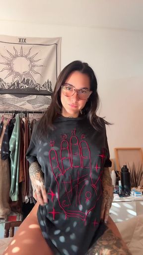 Inked goth babe shows off her tattoos in a sultry solo dance