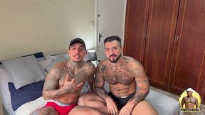 fazendo o ursao parrudo gozar enquanto eu fudia ele sem capa