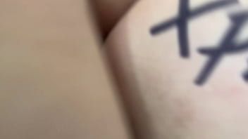 Veo que mi sexi pelirroja hermanastra esta abburrida en casa, entonces le propongo un juego de vasos con una sucias condiciones, hasta terminar follandola duro por su apretadito culo.