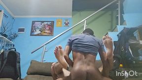 dando gostoso para o visinho antes dele ir para o trabalho.