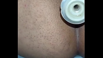 Enfiando brinquedo no cu