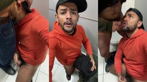 gay casado mamando e sendo mamado por outro homem no banheiro publico da estacao de metro