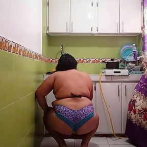 Whenever my stepsister has to clean the house, she doesn&#039;t wear a lot of clothes so that I can see her so we can fuck la