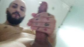 me escondo en el bano ajeno para sacarme leche