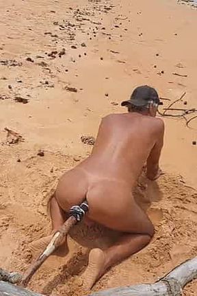 Ladysilva fazendo uma masturbacao anal na praia com um grande pau na sua bunda bronzeada com marquinha sexy