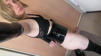 Kendal UwU's Sizzling Trans Girl Handjob in Latex