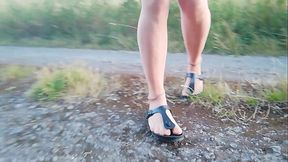 Nylonjunge in heller Feinstrumpfhose und Birkenstocks