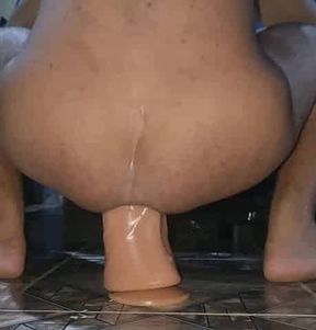 novinho enfiando dildo grosso no cuzinho
