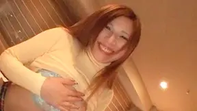 Bella de Cabello Largo Exhibe Sus Tetas Perlas