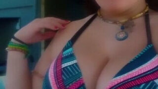 Chica caliente lo toma profundamente en su culo apretado