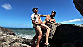 levando leitada do macho paulista nas pedras da praia de abrico