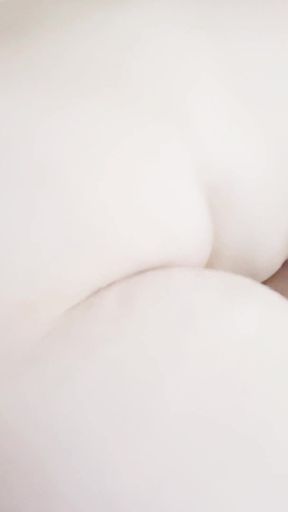 Big Booty Snow Bunny Displays Her Big Natural Ass