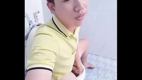 Too Hot at Work: Asian Guy Sucks Lunch Break Cock –