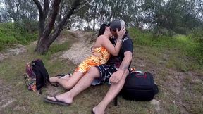 casal foge da rotina e fode na rua na beira da praia - sumaya ganesha - joy cardozo