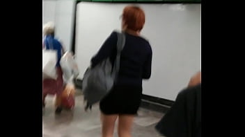 Hermosa milf se&ntilde_ora en mini falda buena metro df piernas