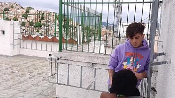 NOVINHO COME A  NOVINHA NO TERRASO DO PREDIO