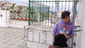 NOVINHO COME A  NOVINHA NO TERRASO DO PREDIO