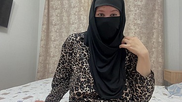 Muslim woman tests sex toys on her pussy for the first time