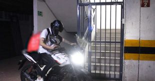 Delivery man fucks the BEAUTIFUL GIRL because he didn&#039;t have money to pay