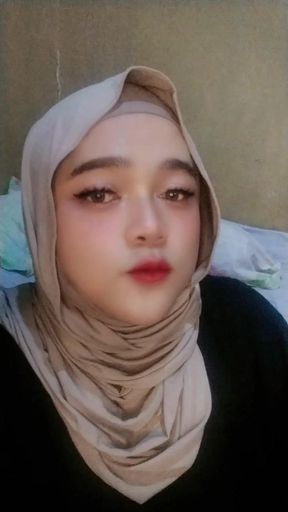Hijab Crossdresser Ivvy, Playing with Her Butplugg