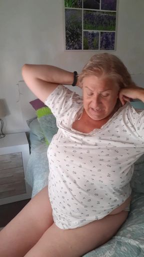 Fina Chats While She Gets Out of the Shower Completely Naked and Gets Ready