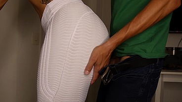 Gozei dando com o pau pra tras e o fã gozou na minha boca.