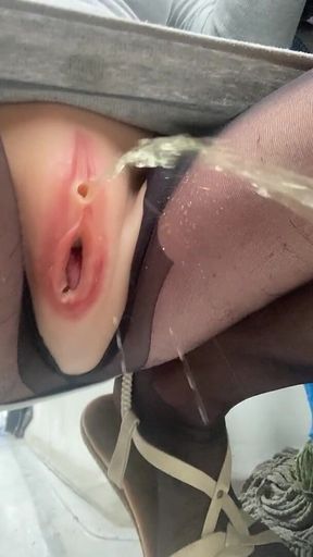 Peeing with Pussy