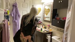 Emo Crossdresser Puts on Buttplug and Jerks off