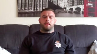 Amatör pappa i uniform smeker hans massiva kuk och lossar en enorm cumshot