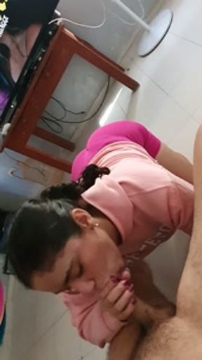 Kare wa regeton o odotte atsuku narimasu, soshite watashi wa kare ni shokuji o ataemasu