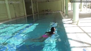 Jessica Lincoln swims Bombshell nude inside the pool