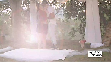 Me levou no meio do mato, me colocou de joelhos e botou o pau para fora