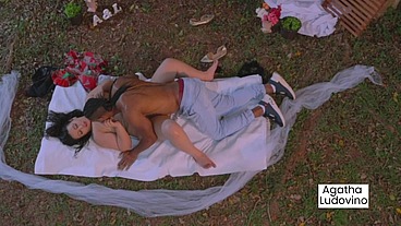 Me levou no meio do mato, me colocou de joelhos e botou o pau para fora