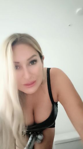 Hello my little dick suckers....