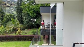 mi vecina me seduce en el balcon y caigo en su tentacion