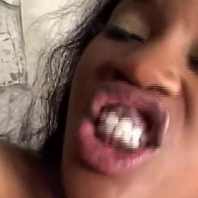 Black Beauty Opens Her Thighs