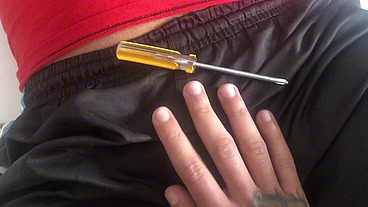 Él fue de ayudante para su primo hetero, pero no aguantó la tentación. Porno latino en español