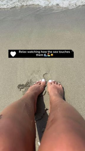 Relax watching how the sea touches them 🌊🏖️☀️