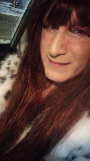 Sexy T-gurl farts in her car