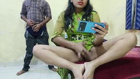देसी लड़की छुपाके मोबाइल में सेक्सी देख रही तभी उसका स्टेप भाई आकार चोद दिया
