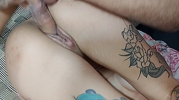 Meu amiguinho me pegou de pernas pra cima e fodeu minha bucetinha, bem molhadinha me deixando com muito tesão