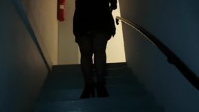 strip-tease n°4exib dans une cage d escalier